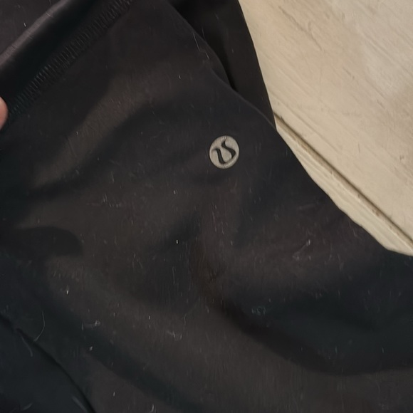Lululemon reverse capris, black on one side gray on the other size 8 - Picture 3 of 4